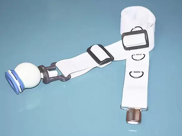 Bår med elastiska remmar som hjälpverktyg hjälper till att förstora penis
